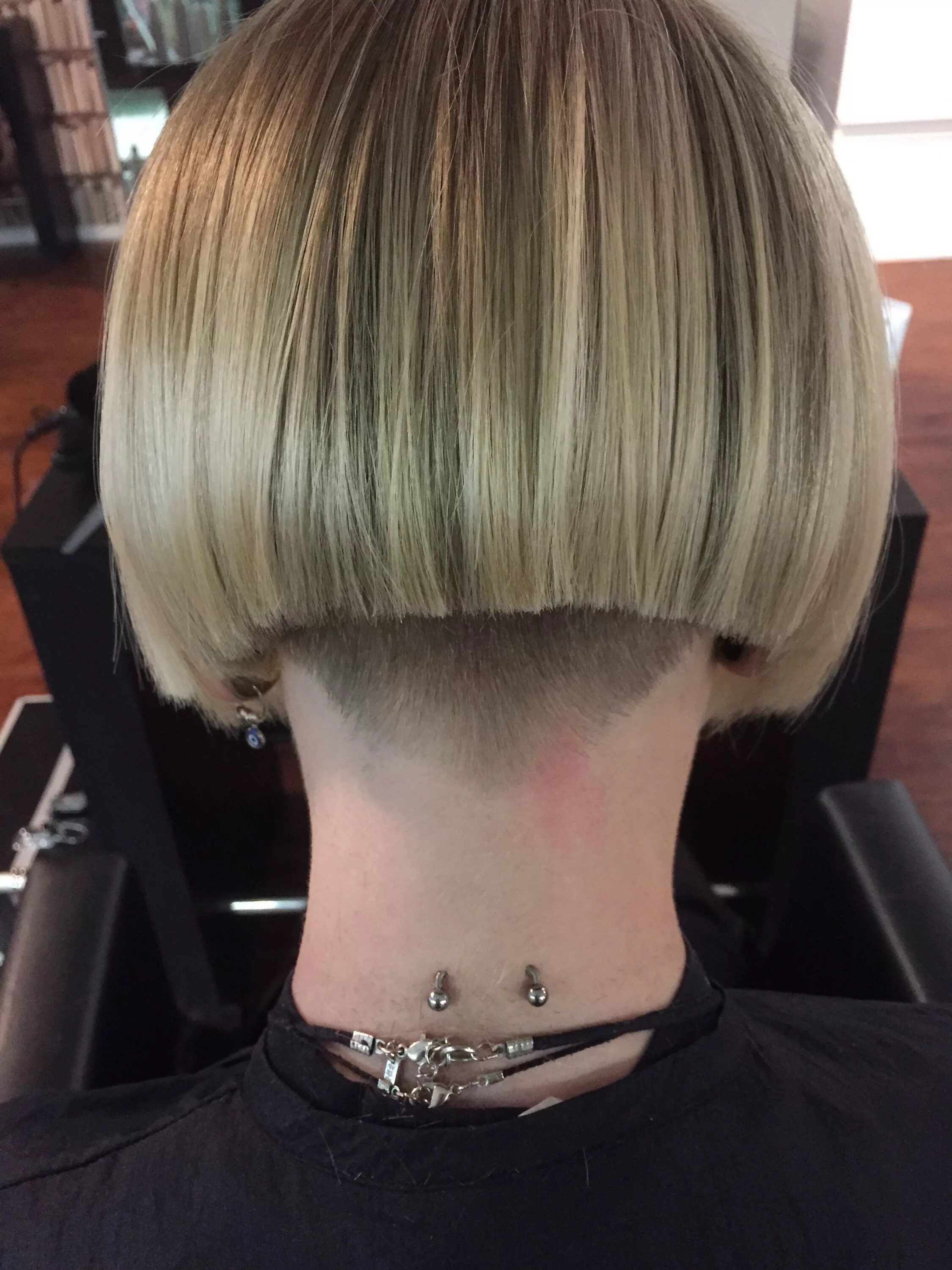 Каре затылок фото Pin by G&E McIntyres on G&E McIntyres Womens Bobs Short bob haircuts, Shaved bob