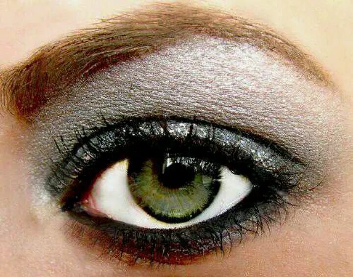 Каре зеленые глаза макияж фото Pin by Ebony Guiterriez on Make Up Silver eyeshadow, Makeup, Dramatic smokey eye