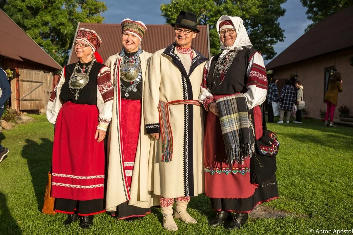 Карельский национальный костюм фото Жених с плеткой, развод на лобном месте и другие обычаи марийцев Географ и глобу