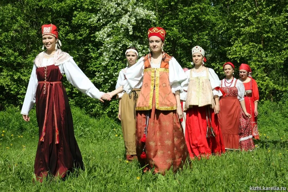 Карелы фото в национальных костюмах окружающий И в её руках послушно обретали куклы души." - Выставки, 18 марта - 10 июля 2016 