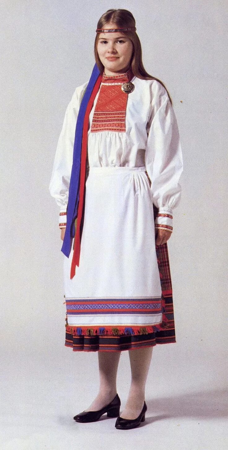 Карелы народ фото национальный костюм Hello all, Today I am going to talk about a type of costume which was found in t