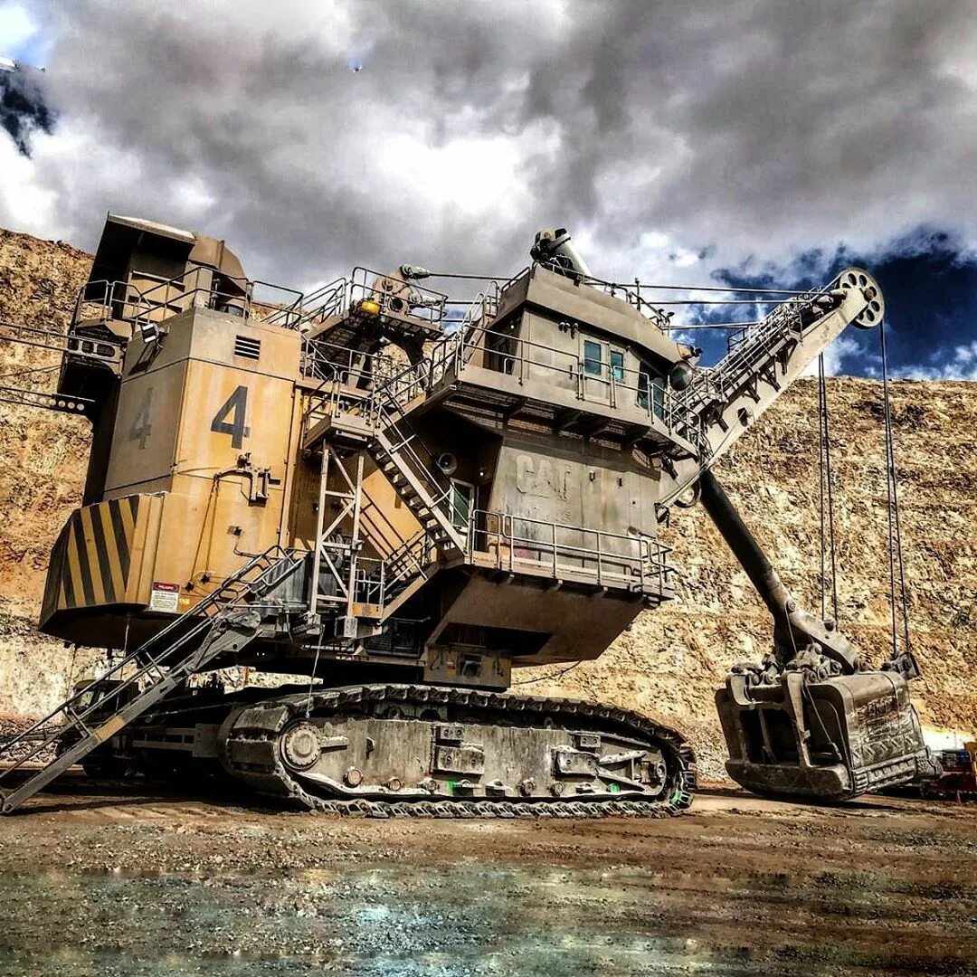 Карьерная техника фото Follow @diggersanddozers and click the link in our bio! #excavator #trucks #dron