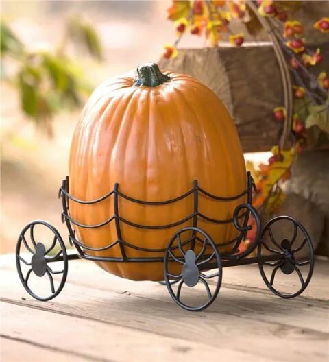 Карета из тыквы фото Transform Your Yard into a Haunted Playland with These 13 Outdoor Halloween Deco