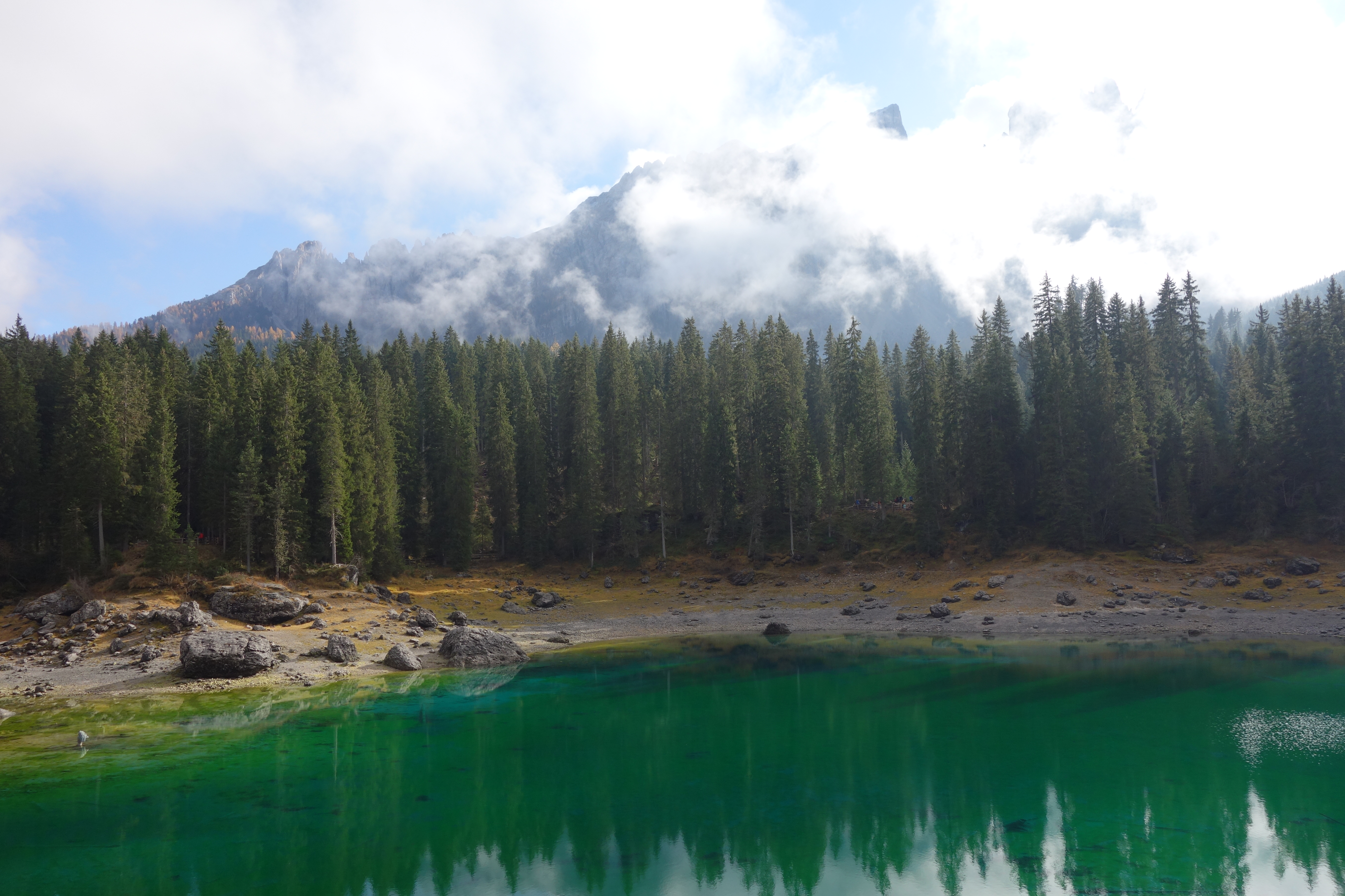Карецца озеро фото File:Lago di Carezza; Karersee.jpg - Wikimedia Commons