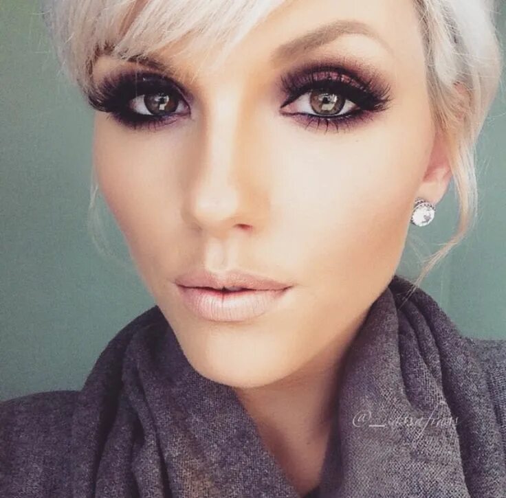 Карие глаза блондинка макияж глаз фото dark maroon/cranberry smokey eye Ideias de maquiagem, Maquiagem para o outono, M