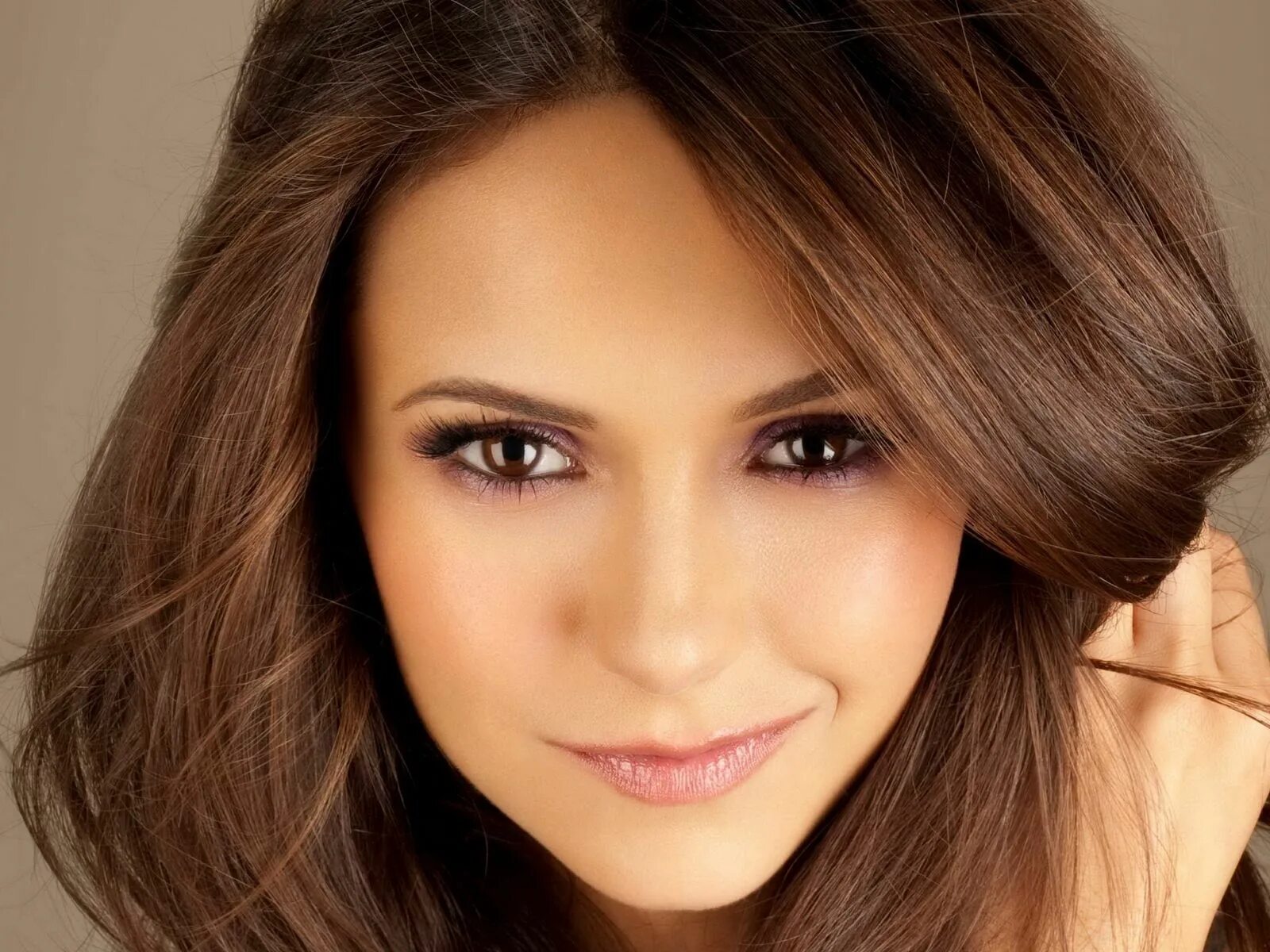 Карие глаза фото девушек 8 Easy Steps to Natural Looking False Eyelashes ... Hair beauty, Hair styles, Br