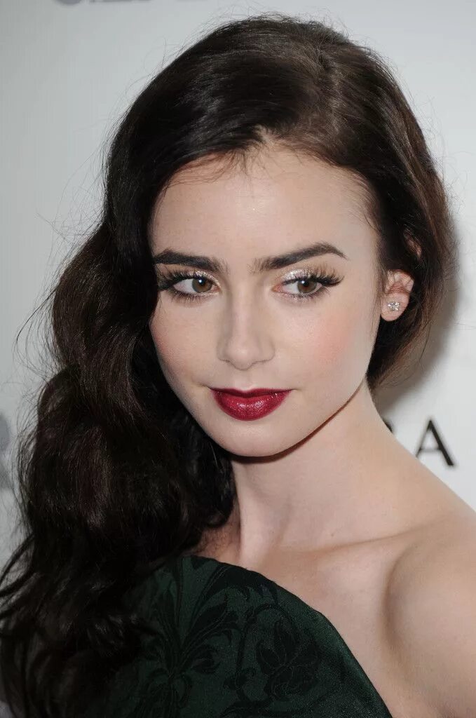 Карие глаза и черные брови фото Lily Collins Photostream Pale skin makeup, Dark hair pale skin, Lily collins