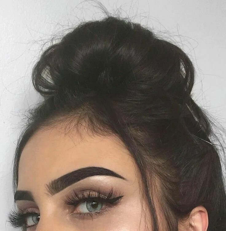 Карие глаза и черные брови фото Пин от пользователя Lola bonded на доске Eyes ❤ ❤ Виды макияжа, Брови, Прически
