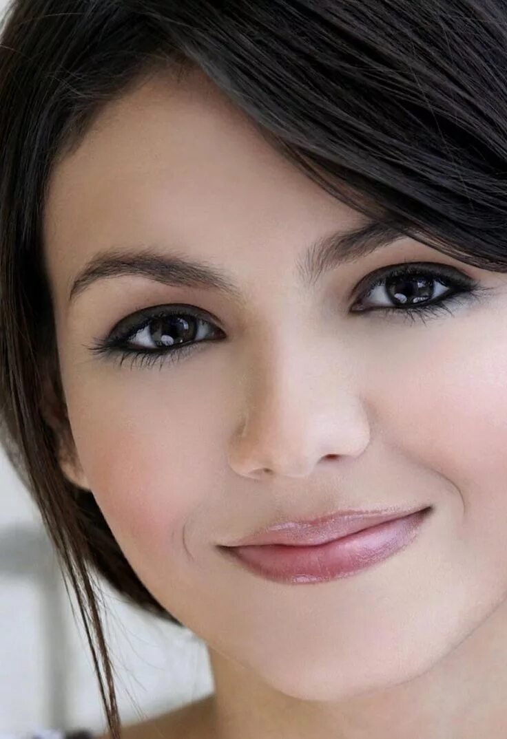Карие глаза и волосы фото Pin en Victoria Justice