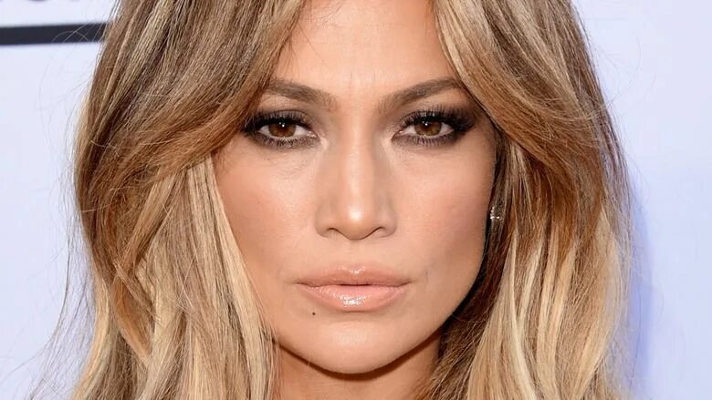 Карие глаза со светлыми волосами фото jennifer lopez hair color Tendências de beleza, Cabelos ombre, Cabelos estilosos