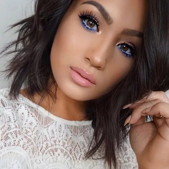 Карие красивая макияж @mrsstephwillis is striking with blue #eyeshadow and her #GildedHoney glow! #Get