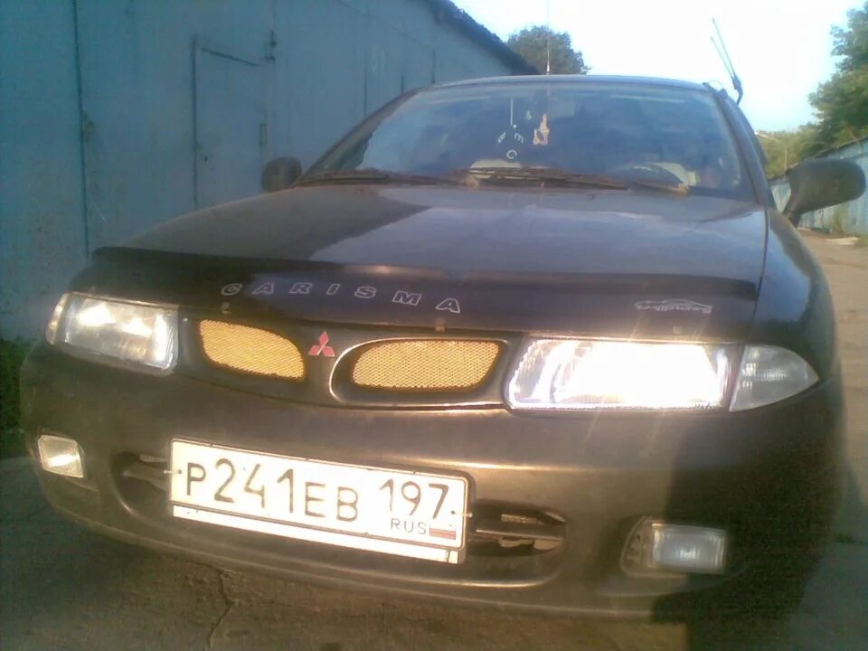 Каризма тюнинг фары переделка решетки радиатора на сетку - Mitsubishi Carisma, 1,6 л, 1998 года тюни