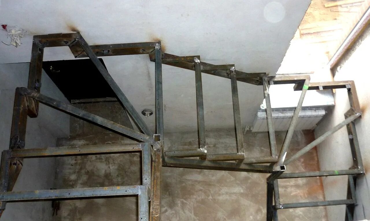 Каркас железной лестницы фото Поворотные металлические лестницы на второй этаж на заказ в Подольске - купите л