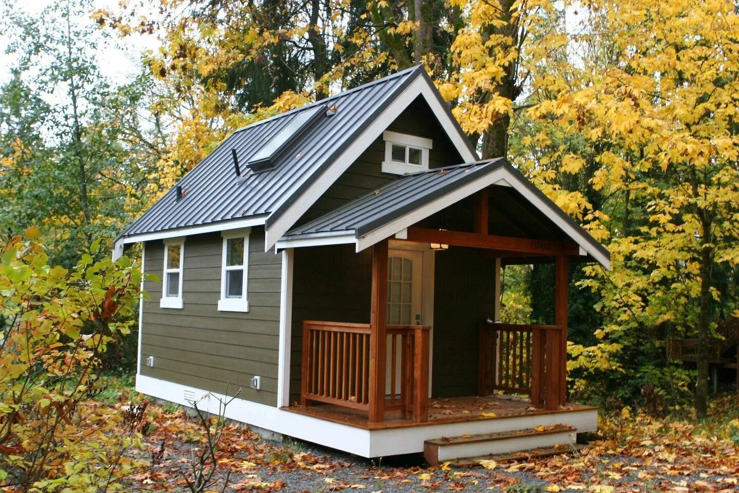 Каркасный дачный дом фото Tiny house under Big Leaf Maples in fall. Домики, Недвижимость, Дом