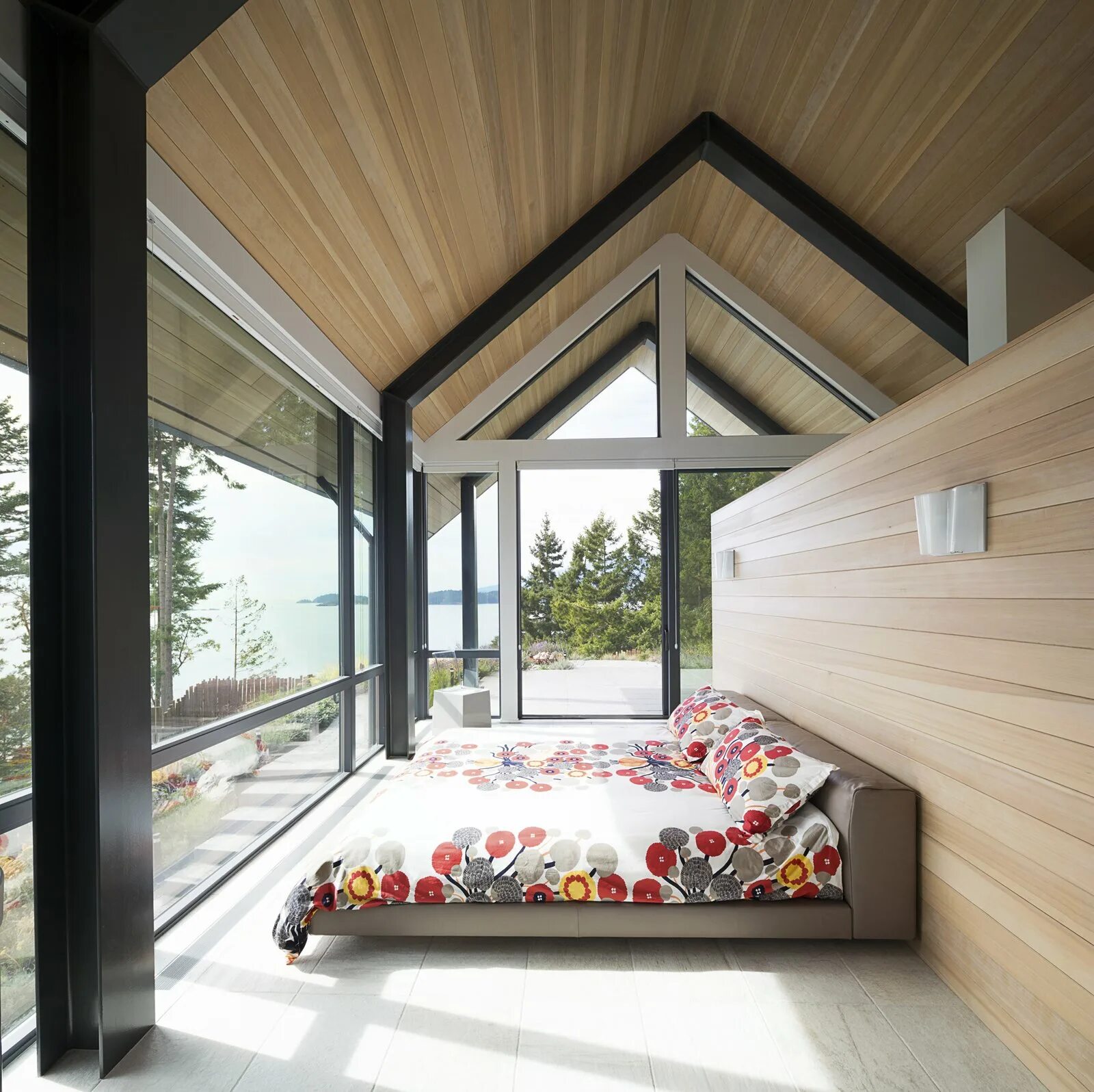Каркасный дом фото внутри и снаружи Bedroom Porcelain Tile Photos from Collingwood Residence - Dwell