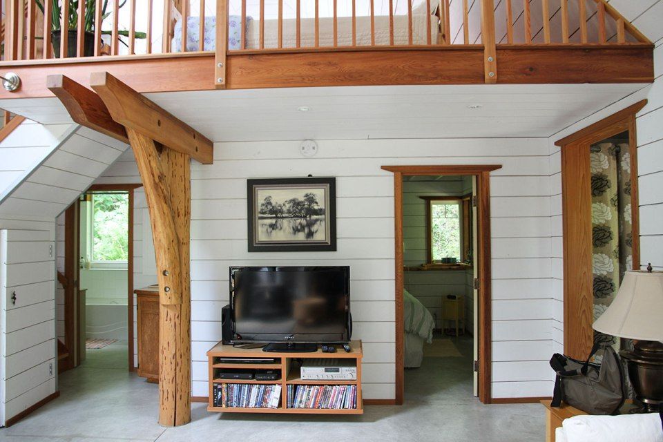 Каркасный дом как выглядит внутри Birds' Hill Cottage is nestled in the rainforest on BC's Salt Spring Island. It 