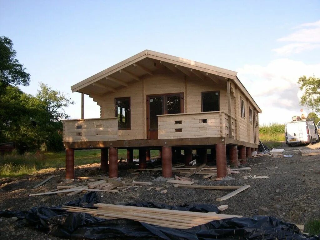 Каркасный дом на сваях фото проекты A cabin built on pile foundations Log cabin, House styles