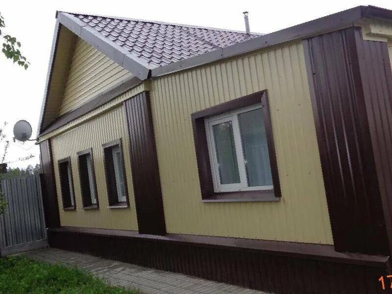 Каркасный дом обшит снаружи профлистом фото Доска против листового шифера, винилового сайдинга, профлиста и ОСП. Чем дешевле