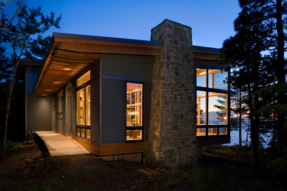 Каркасный дом в стиле лофт Eagle Harbor Cabin - Модернизм - Фасад дома - Сиэтл - от эксперта FINNE Architec