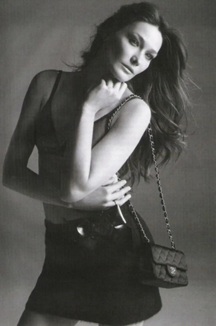 Карла бруни фото в молодости First Lady Carla Bruni soyundu