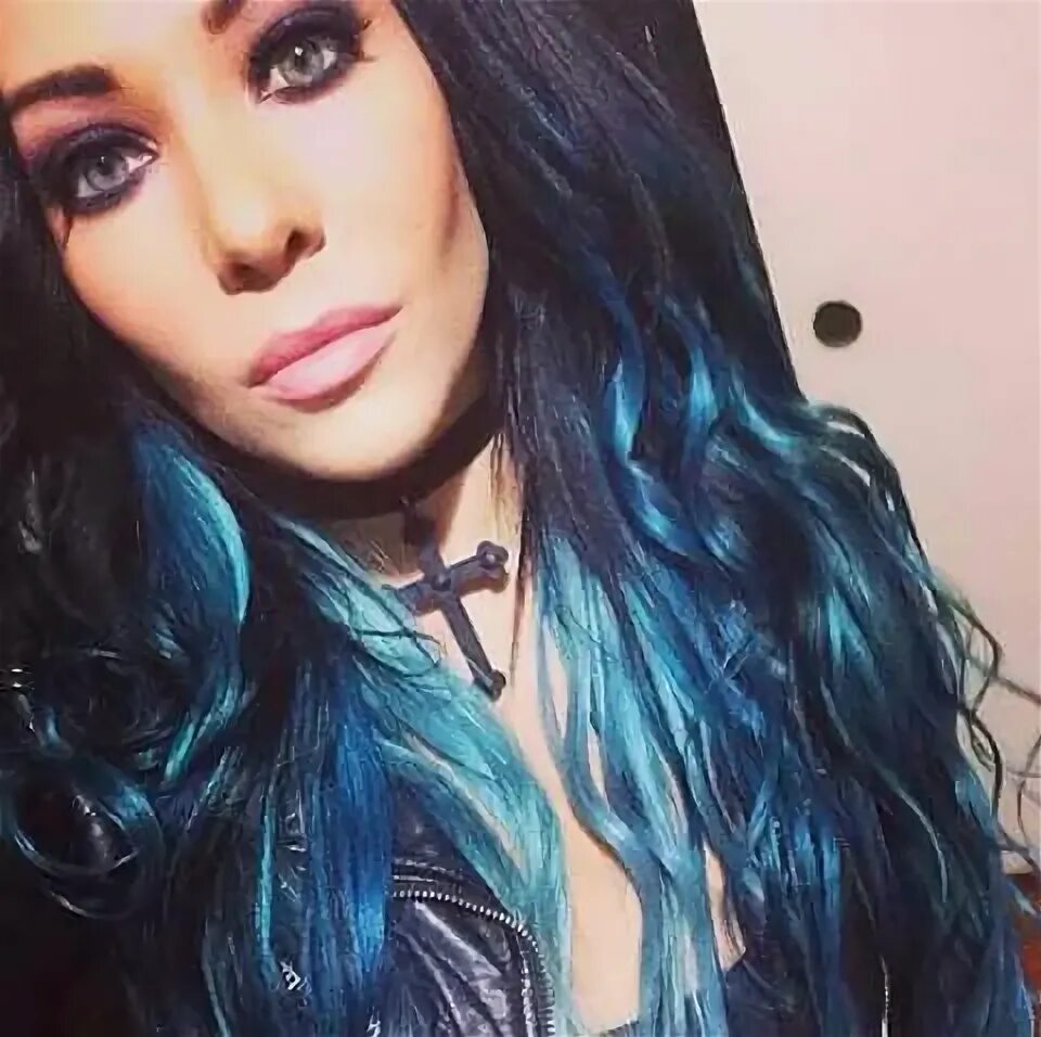 Карла харви фото Carla Harvey of Butcher Babies with Blue Hair