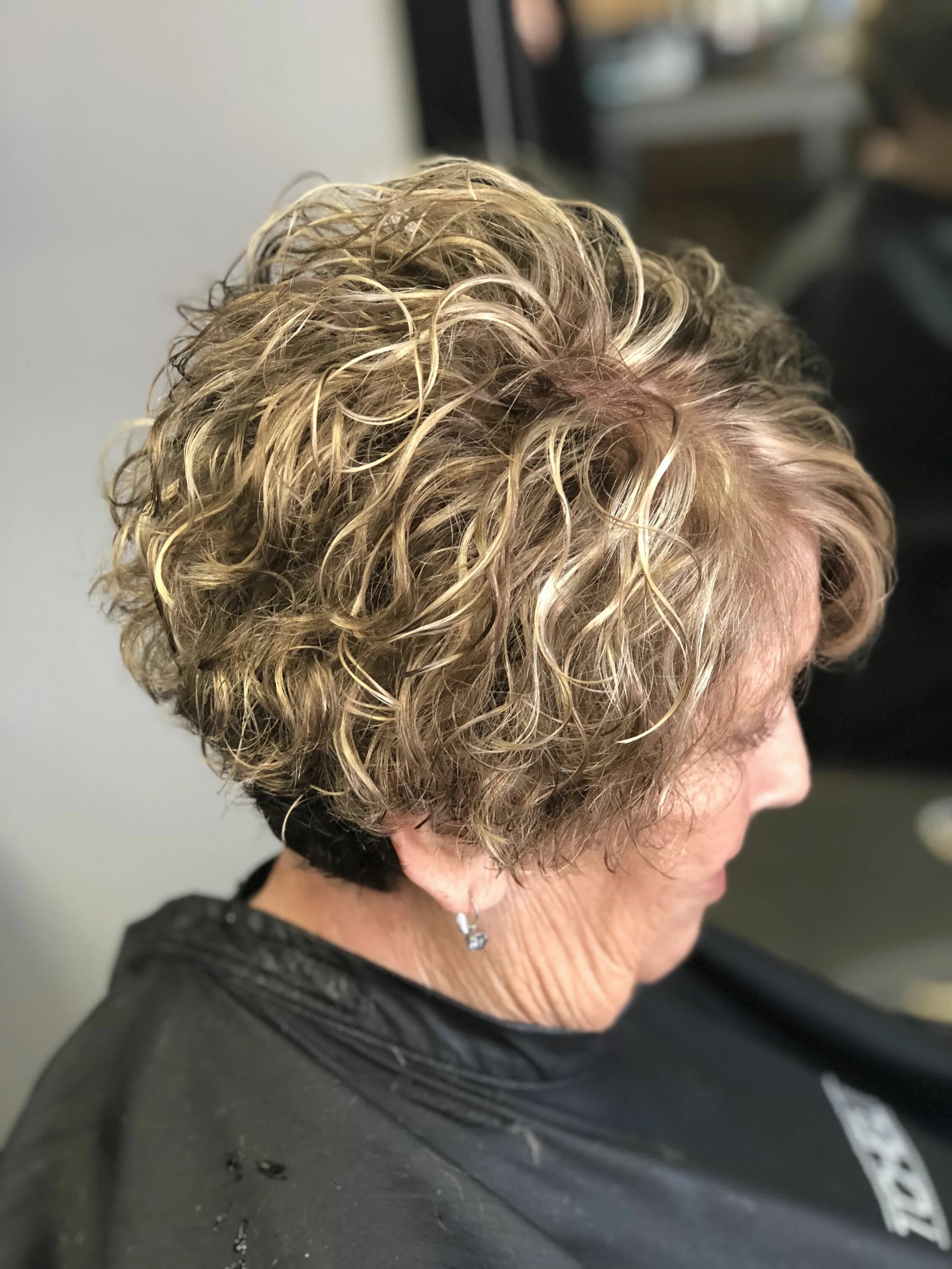 Карлинг фото на короткие волосы Pin by Salon Eleven on Color Short permed hair, Spiral perm short hair, Short la