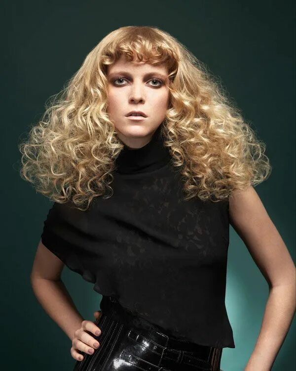 Карлинг фото на средние волосы Blonde and Bright Long wigs, Curly hair styles, Hair styles