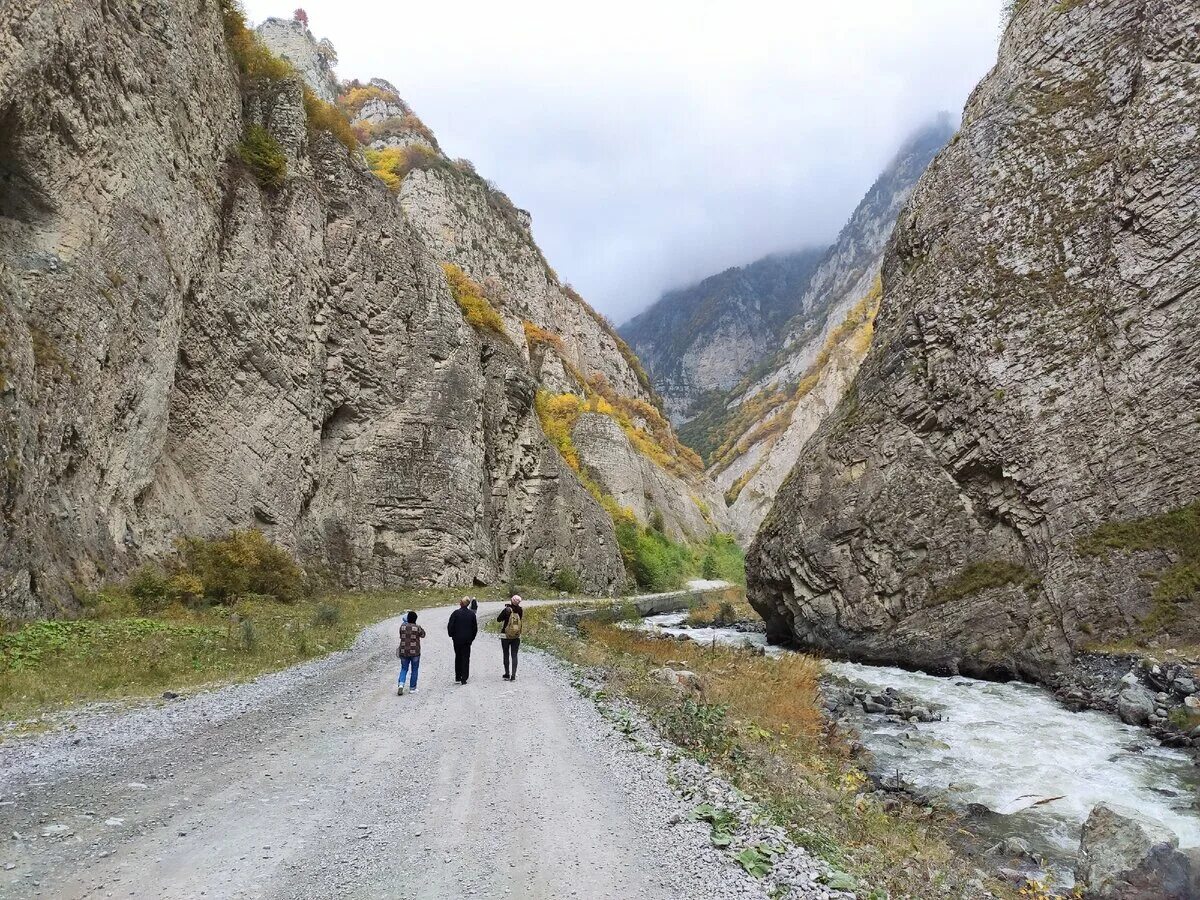 Кармадонские ворота фото Купили экскурсию в Кармадонское ущелье. Ехать туда не советую никому. Показываю,