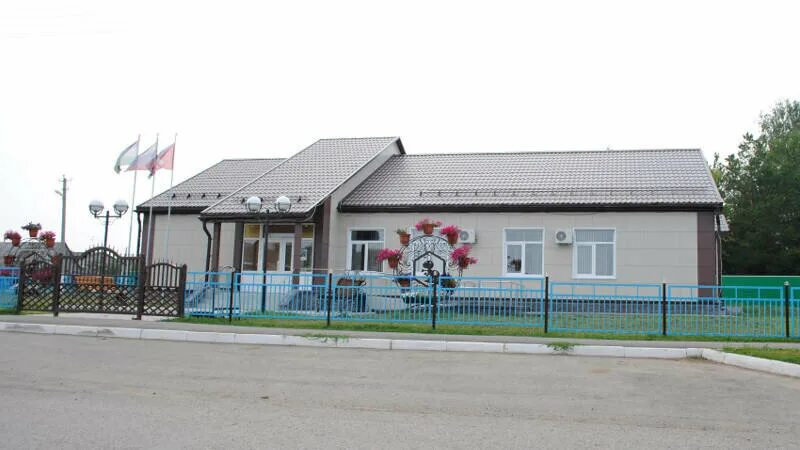 Кармаскалы фото села Administratsiya Mr Karmaskalinsky rayon Rb, administration, selo Karmaskaly, Sad