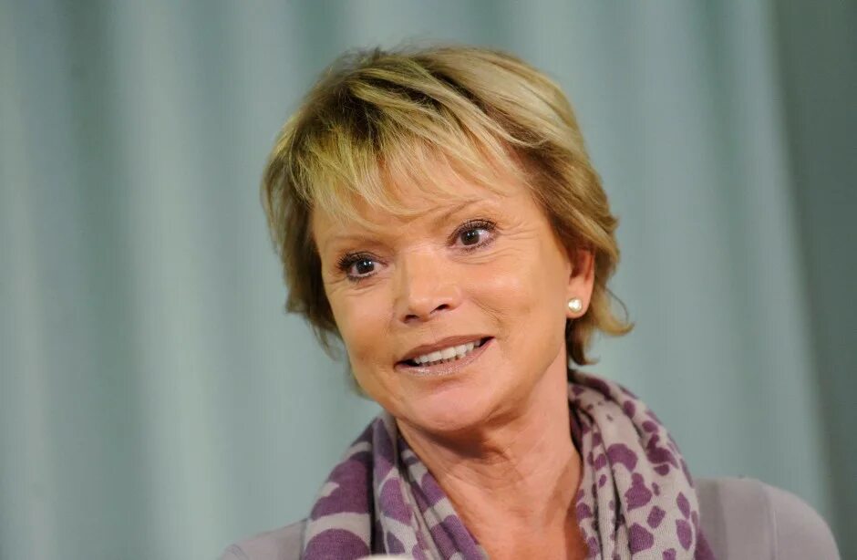 Карнат уши фото Bild zu: Kritik im Internet: Uschi Glas findet Online-Häme "grauenvoll" - Bild 1