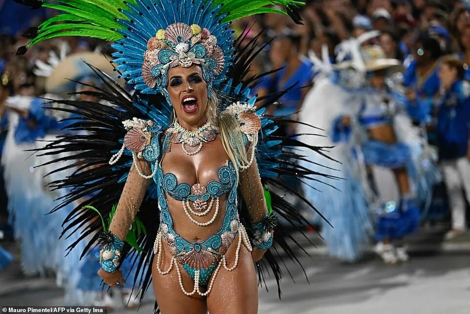 Карнавал 18 фото Rio carnival is BACK! Brazil's famous dancers look as flamboyant as ever as para