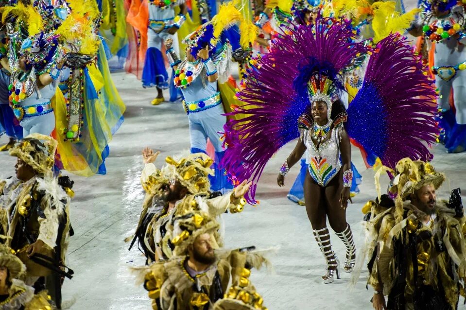 Карнавал фото бесплатно Spectacular Rio Carnival kicks off with bejewelled dancers in show-stopping outf