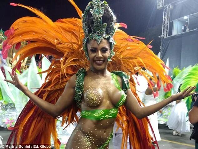 Карнавал горячие фото 18 Brazilian carnival queen in wardrobe malfunction at parade Daily Mail Online