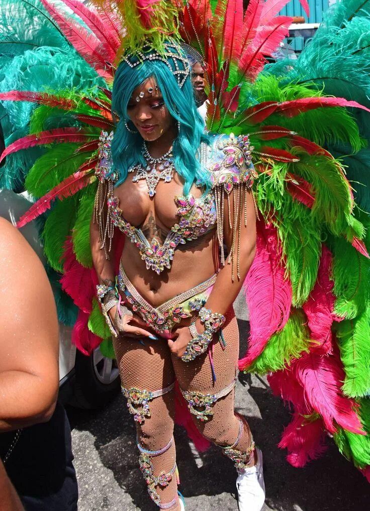 Карнавал горячие фото в купальнике Pin on rihanna
