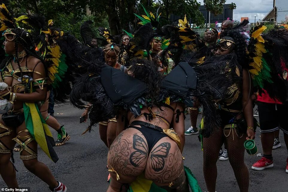 Карнавал горячие фото видео Time for the big clean-up! First Notting Hill Carnival in three years comes to a