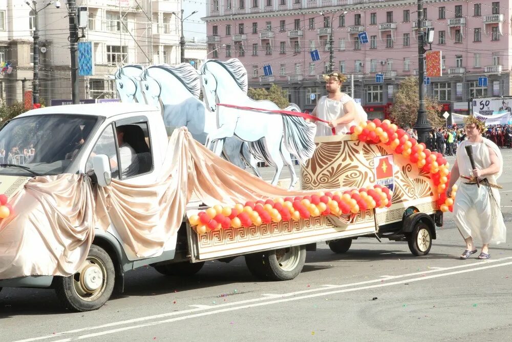 Карнавал машина как выглядит Забавная и красочная атмосфера на карнавале с машинами Фотографии ac-ch.ru