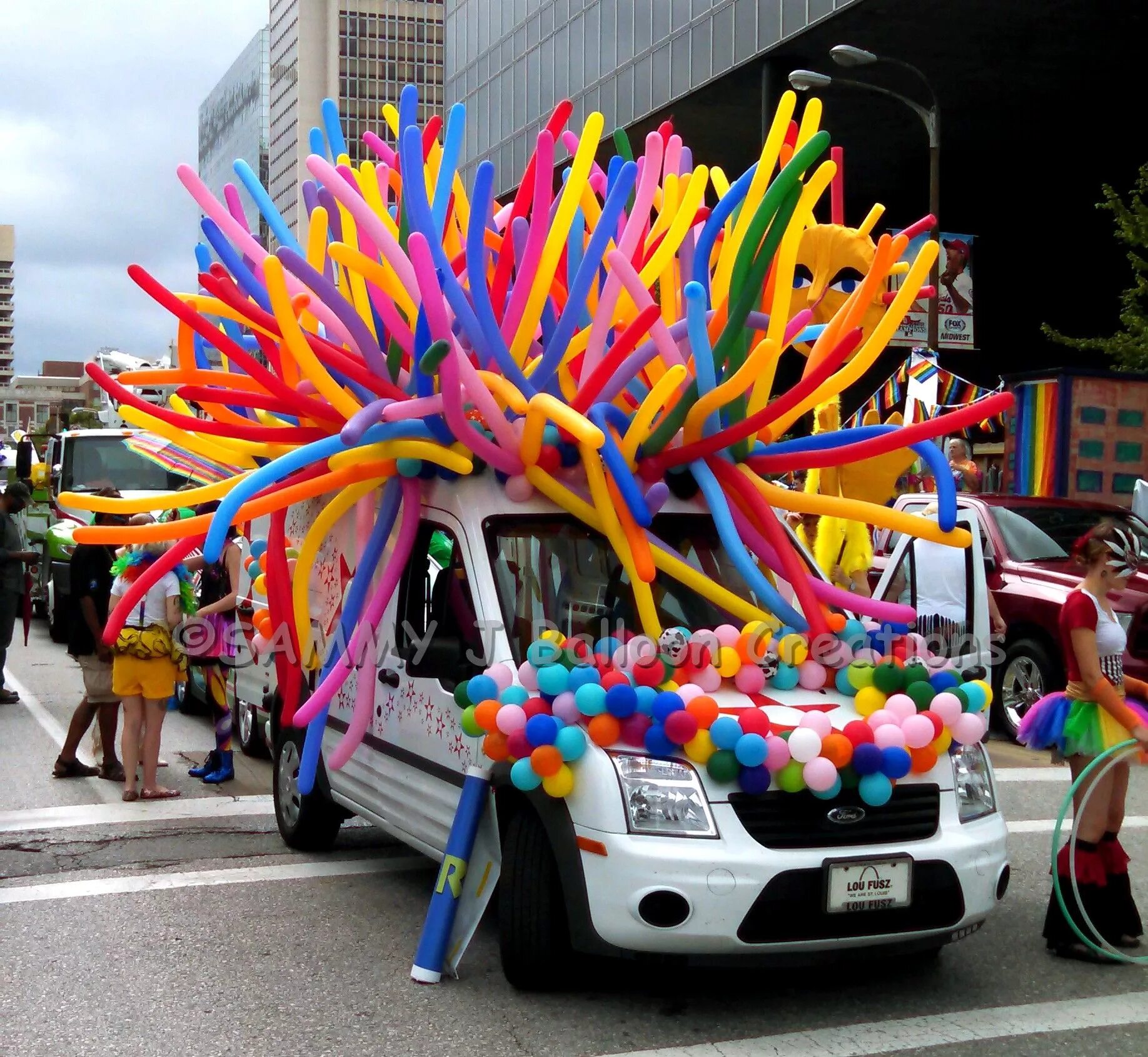Карнавал машина как выглядит All decked out for the St Louis PRIDE Parade! (We won an award) www.sammyjballoo