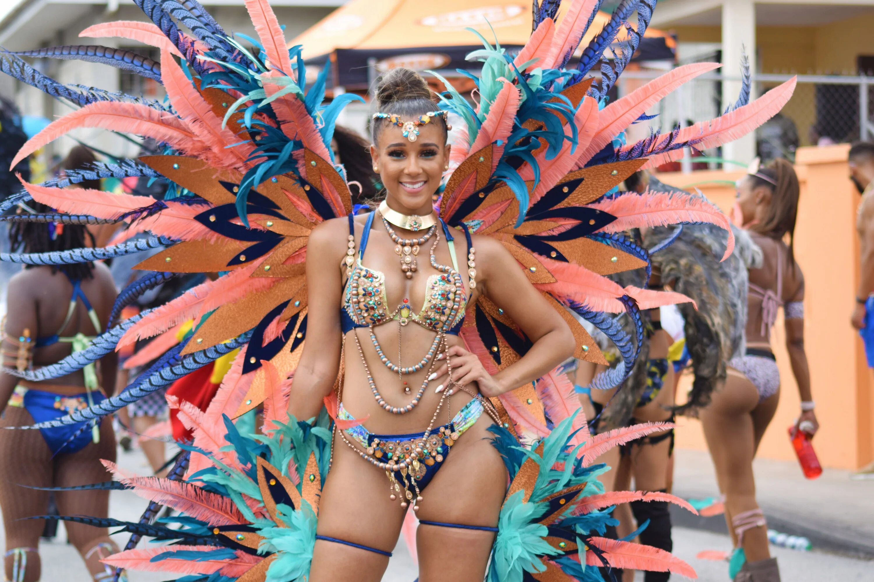 Карнавал новое фото в купальнике Street Style at Barbados Crop Over Festival