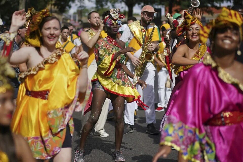 Карнавал ул красная площадь 30 короча фото Notting Hill Carnival returns to London streets after hiatus