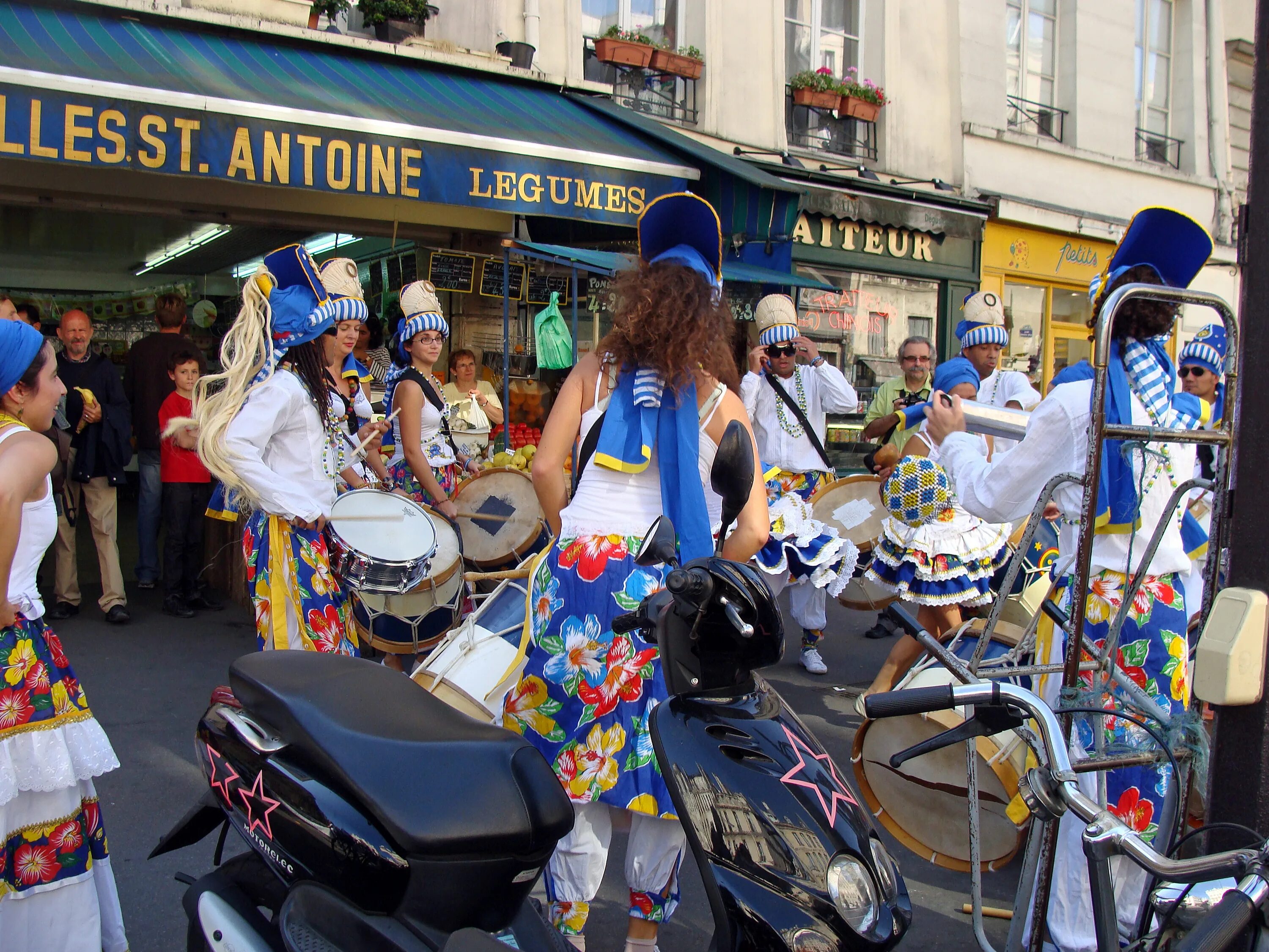 Карнавал ул спартака 24 фото File:Street carnival, Paris, 2009 - Flickr - PhillipC.jpg - Wikimedia Commons