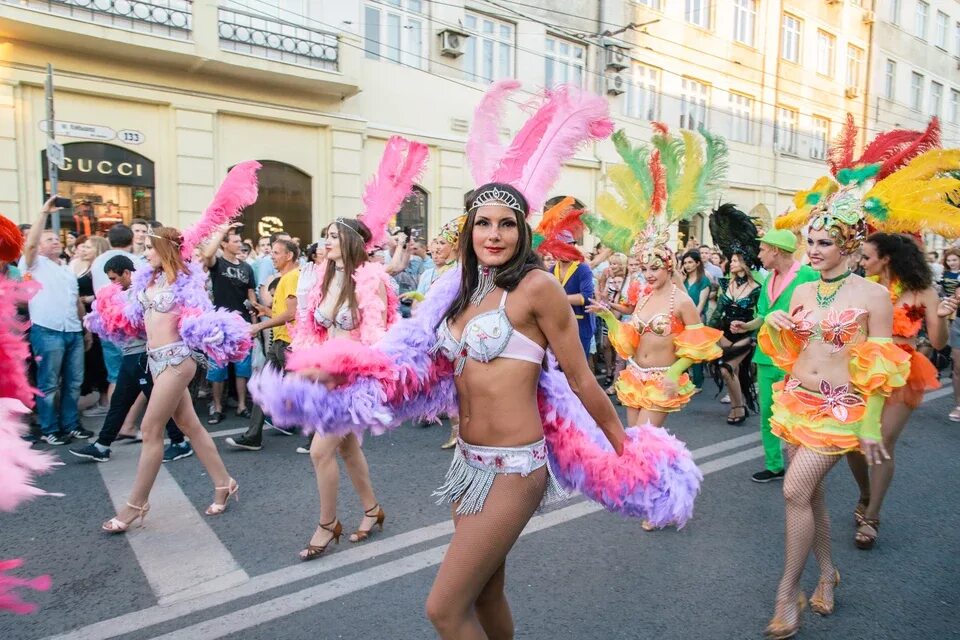 Карнавал ул спартака 24 фото Ленин в шоке!": в Самаре по улице Куйбышева прошло большое карнавальное шествие 