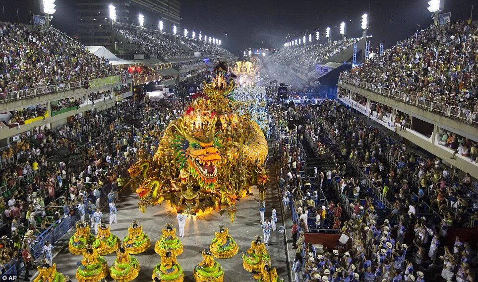 Карнавал в бразилии 2024 фото Rio Carnival in pictures: Rio prepares for day two after a night of bikinis, fea