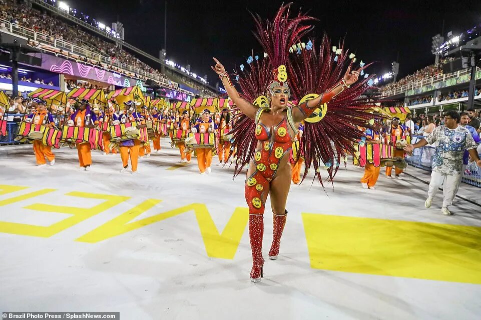 Карнавал в бразилии 2024 фото Rio Carnival returns weeks later than planned thanks to Covid-19 Daily Mail Onli