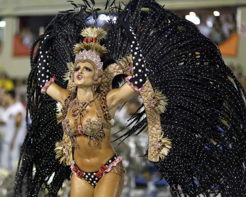 Карнавал в бразилии фото девушек Rio Carnival 2015: Revellers party on in Brazil despite thunder and lightning