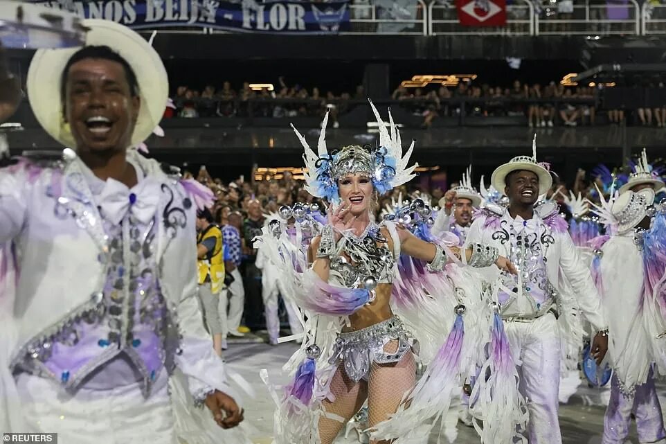Карнавал в рио де жанейро 2024 фото Rio Carnival is as eye-popping as ever with two nights of epic booty shaking and