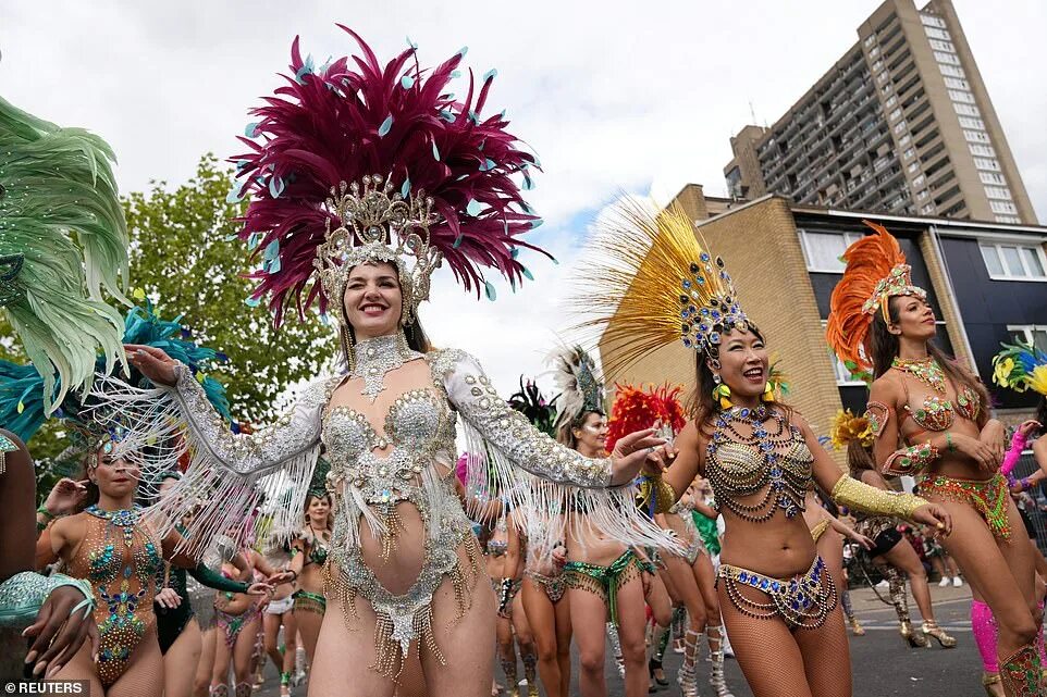 Карнавал жаркие фото Time for the big clean-up! First Notting Hill Carnival in three years comes to a