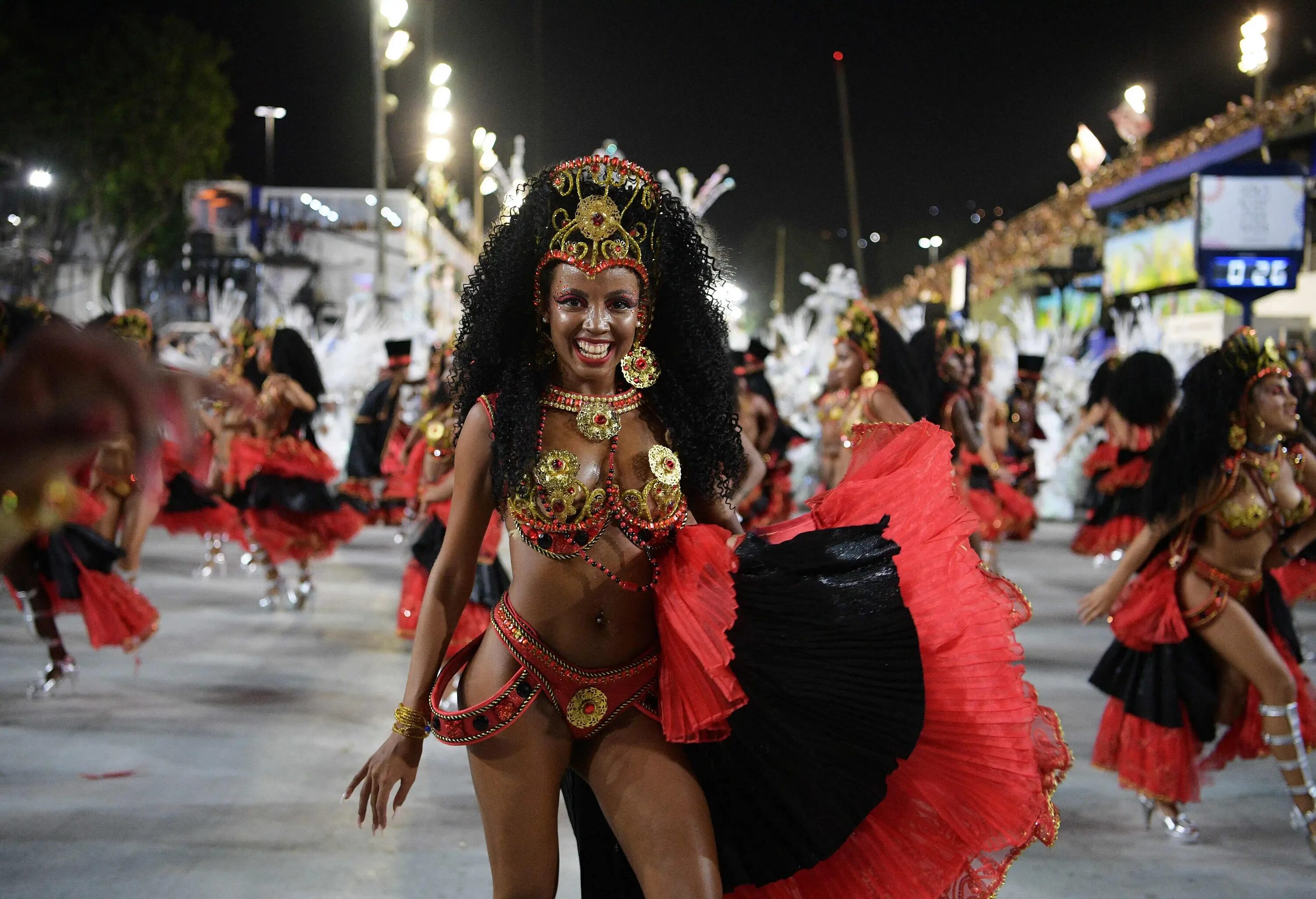 Карнавал жаркие фото Carnival returns to Rio de Janeiro after two years due to Covid pandemic in expl