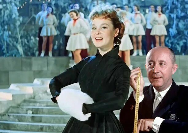 Карнавальная ночь фильм 1956 фото Гурченко щеголяла в платье от Кристиан Диор в фильме "Карнавальная ночь"