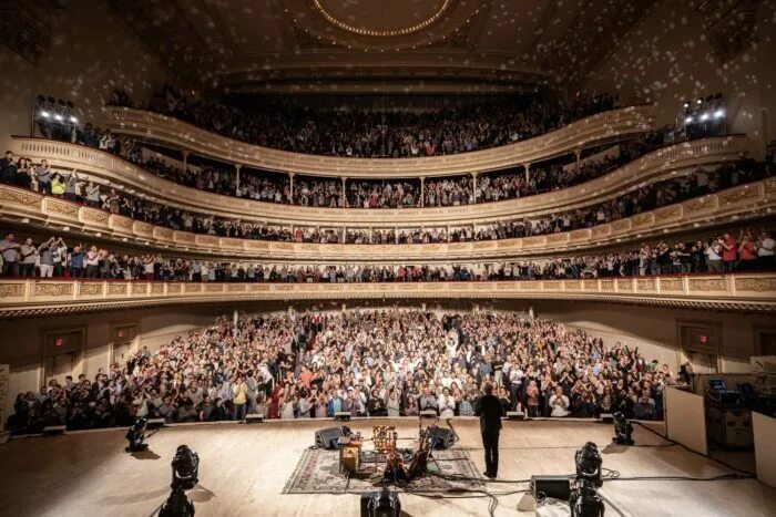 Карнеги холл в нью йорке фото Full-Show Video: Trey Anastasio Wraps Up Solo Acoustic Tour at Carnegie Hall