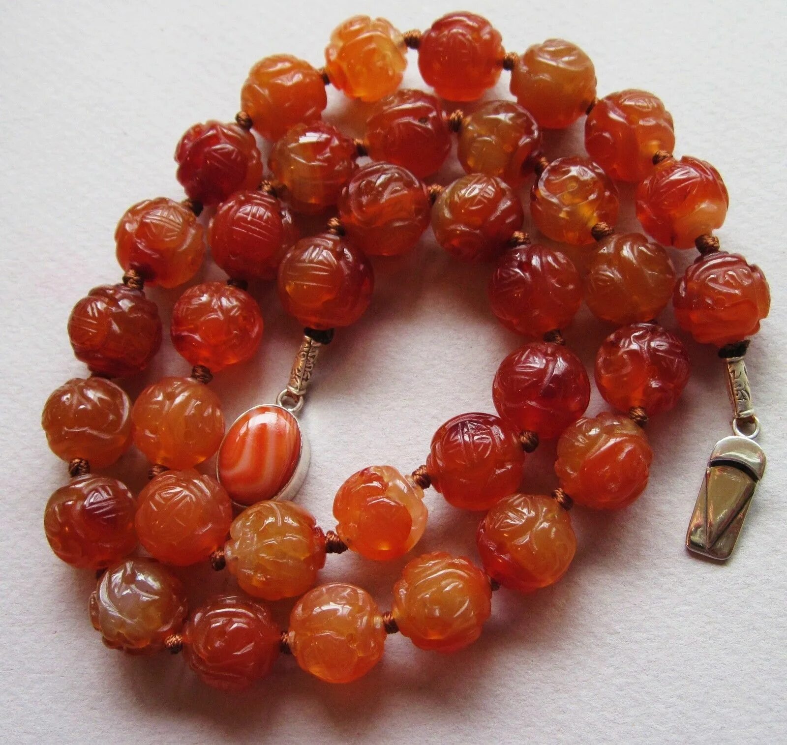 Карнеол камень фото украшения Vintage Chinese Carved Carnelian Beads Necklace 24" Vintage Sterling Clasp Jewel